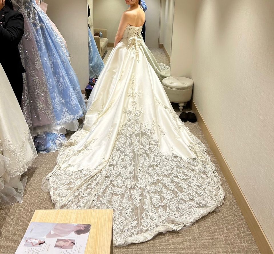 サテン生地が高貴な印象