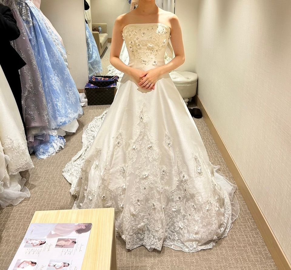 サテン生地が高貴な印象