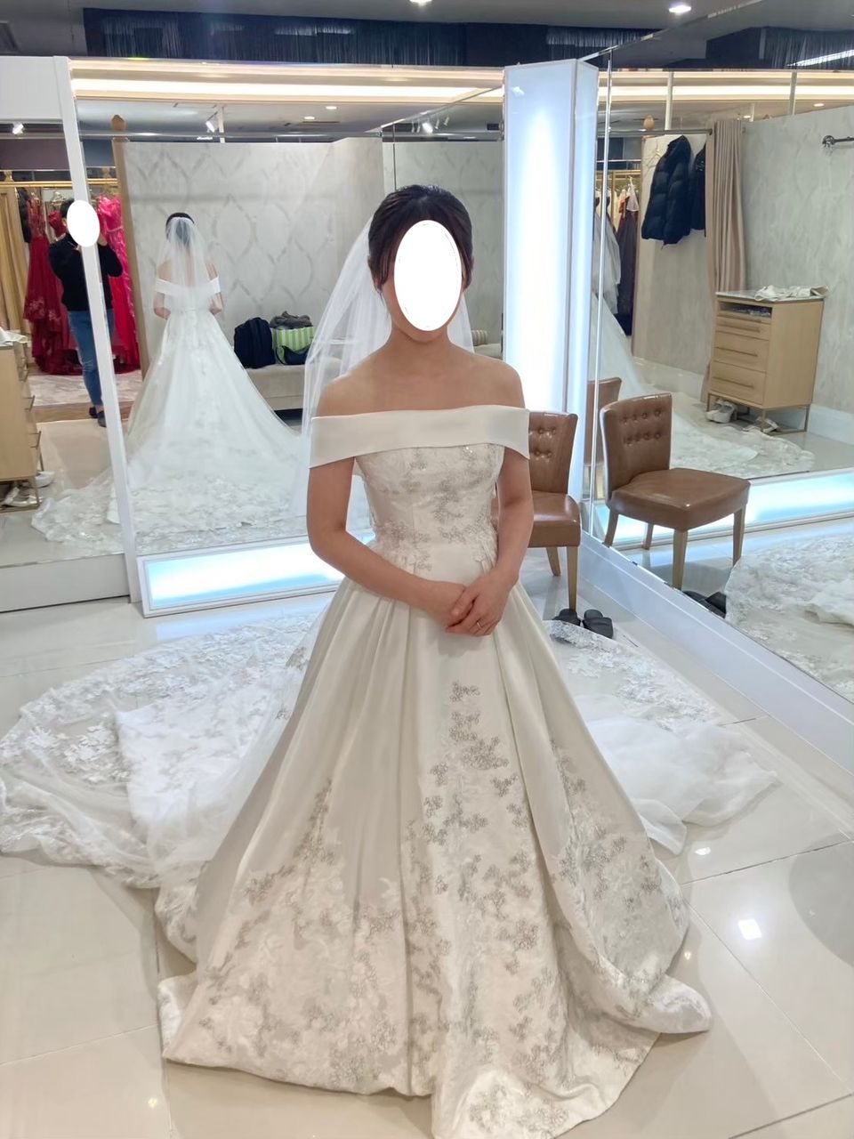 レースが豪華なクラシカルドレス