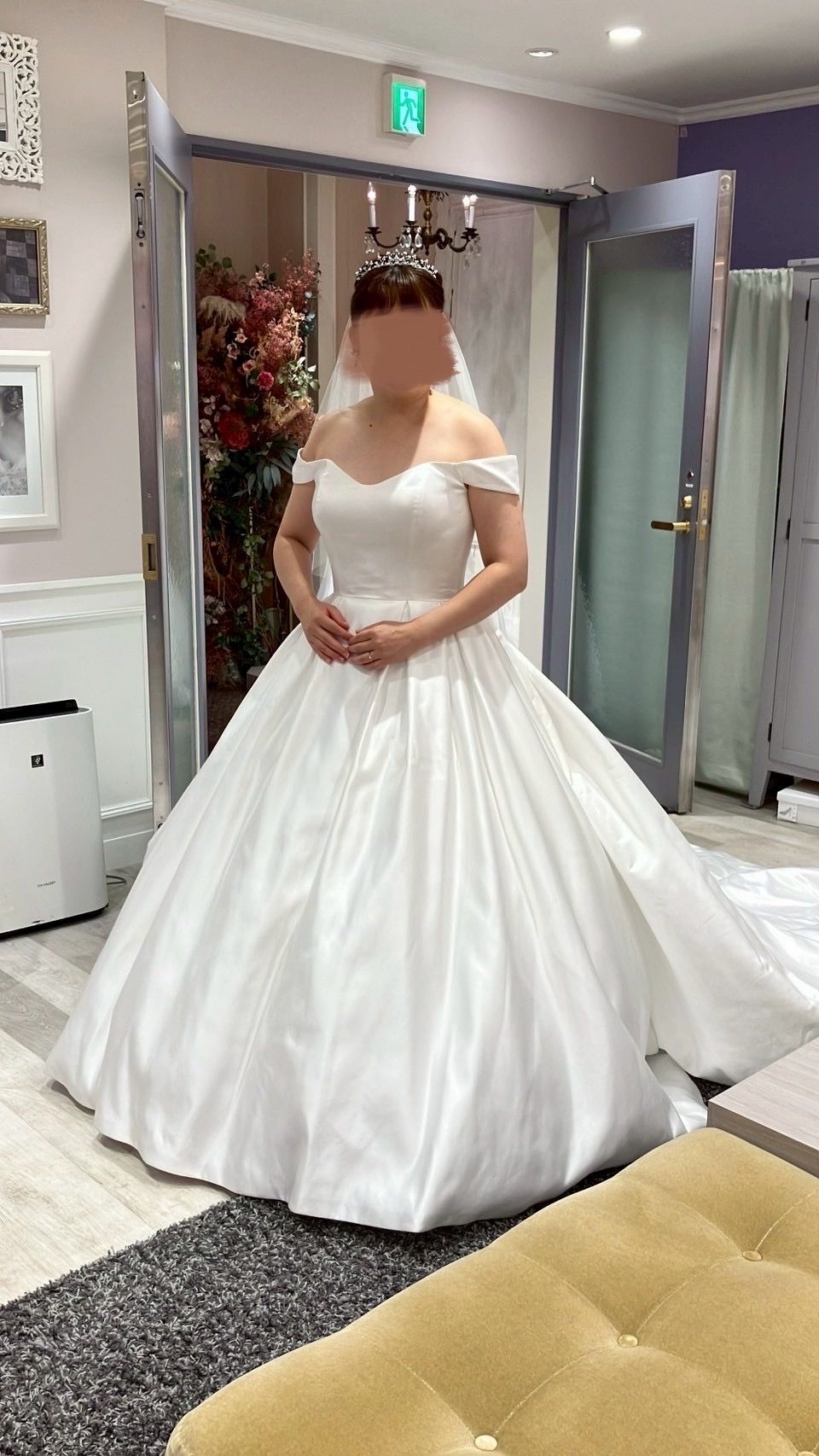 シンプルなサテンのドレス