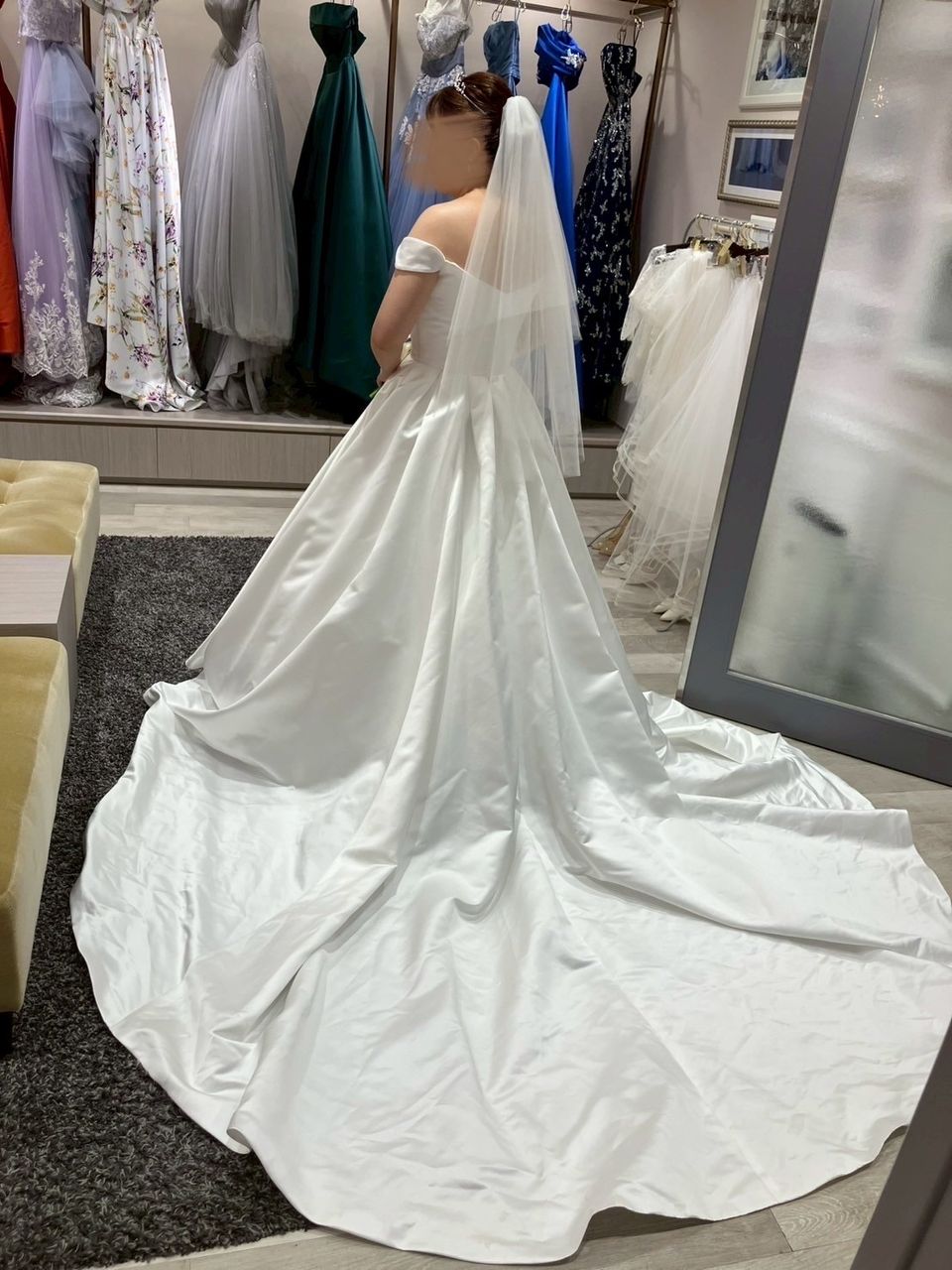 シンプルなサテンのドレス