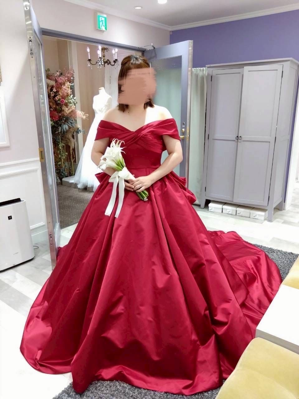 ゴージャスな赤色のドレス