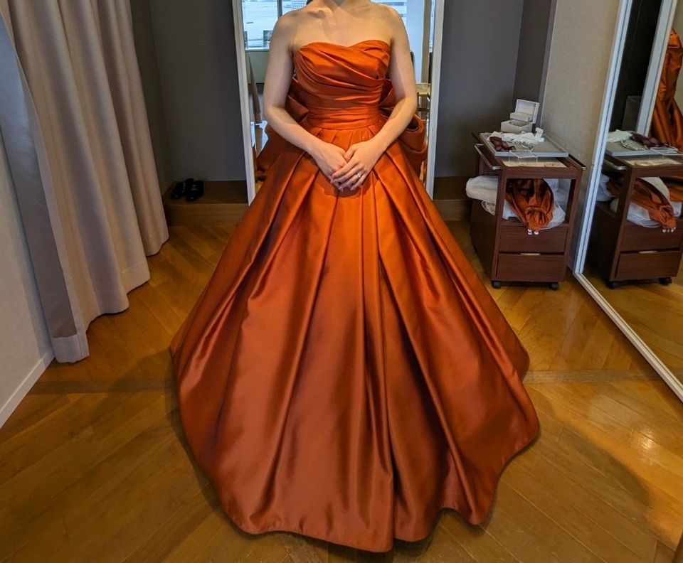 ツヤっと華やかなドレス