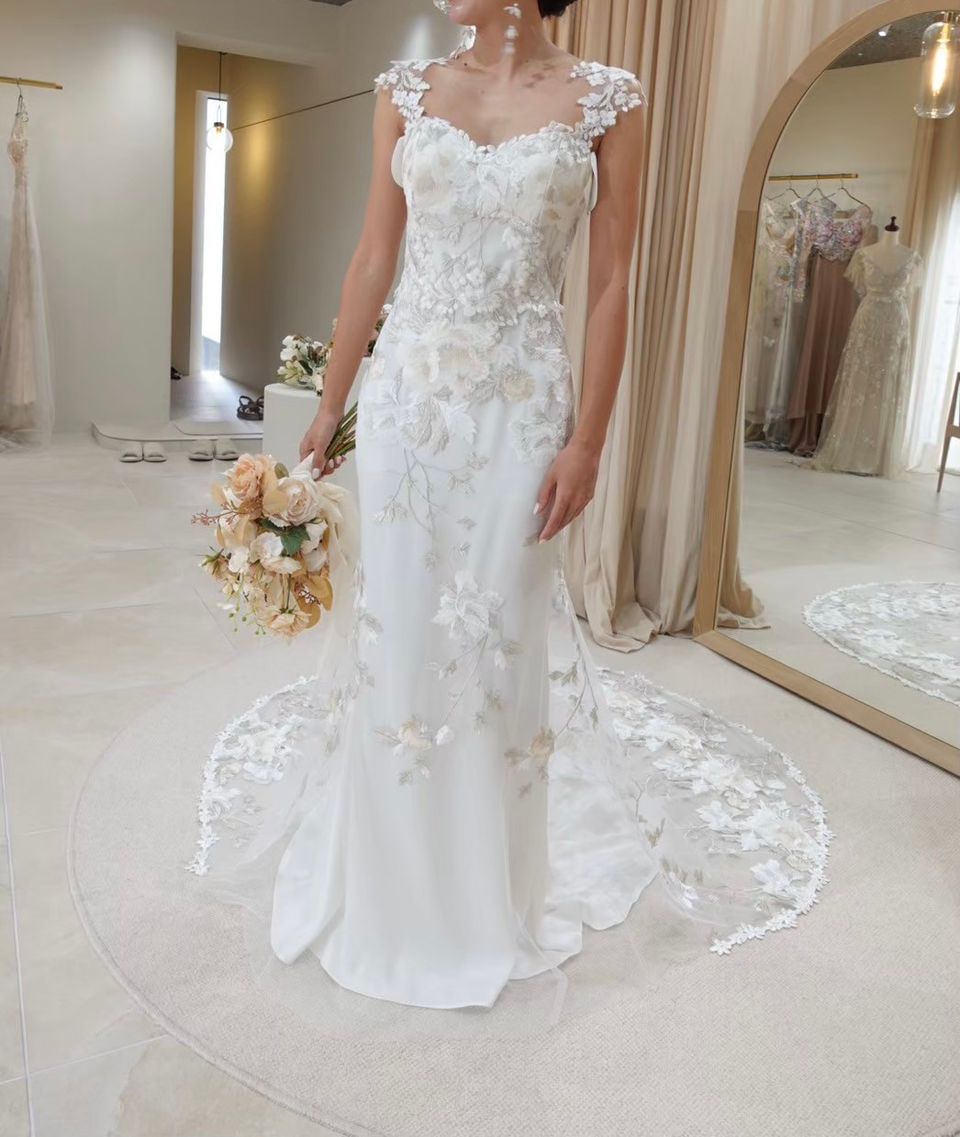 繊細な刺繍とレースが魅力的なドレス