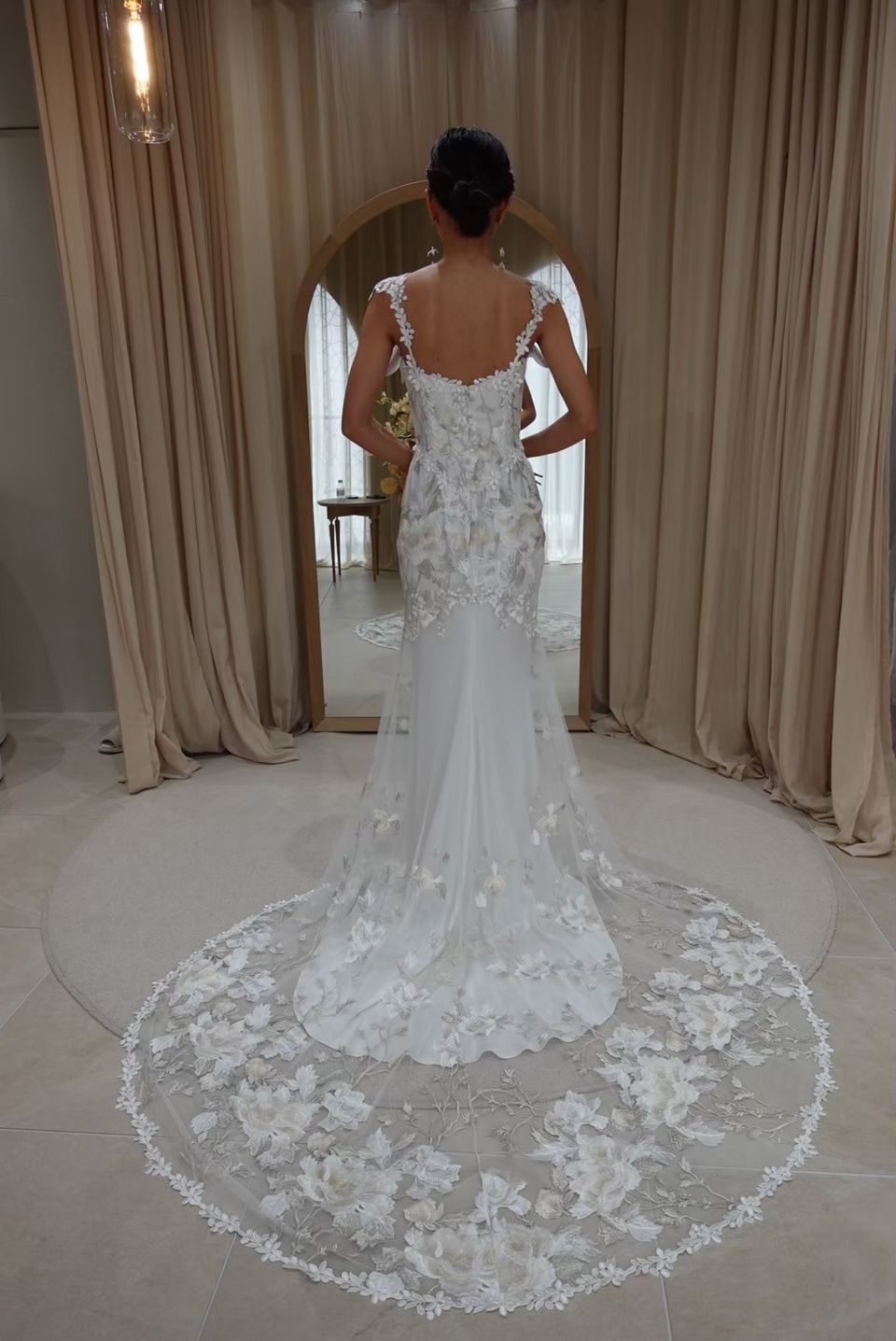 繊細な刺繍とレースが魅力的なドレス