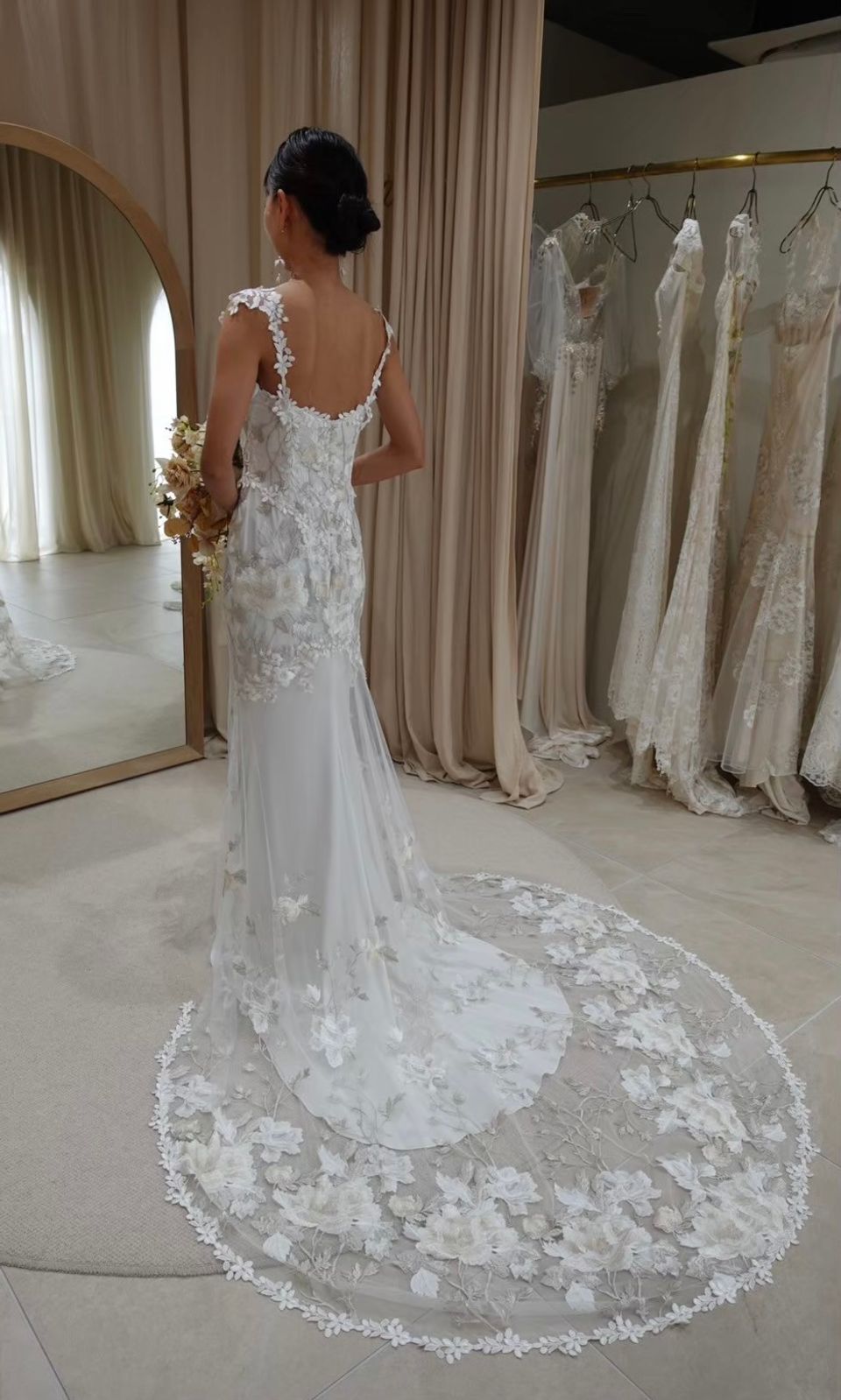 繊細な刺繍とレースが魅力的なドレス