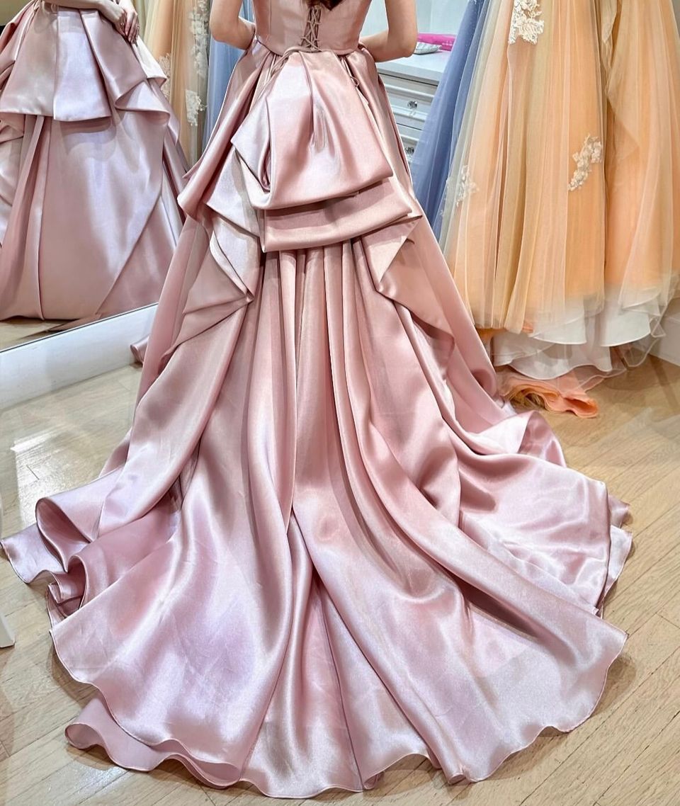 バチェロレッテ風のピンクドレス