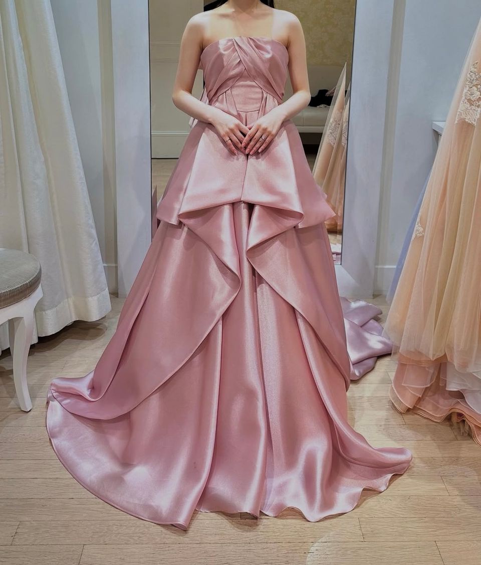 バチェロレッテ風のピンクドレス