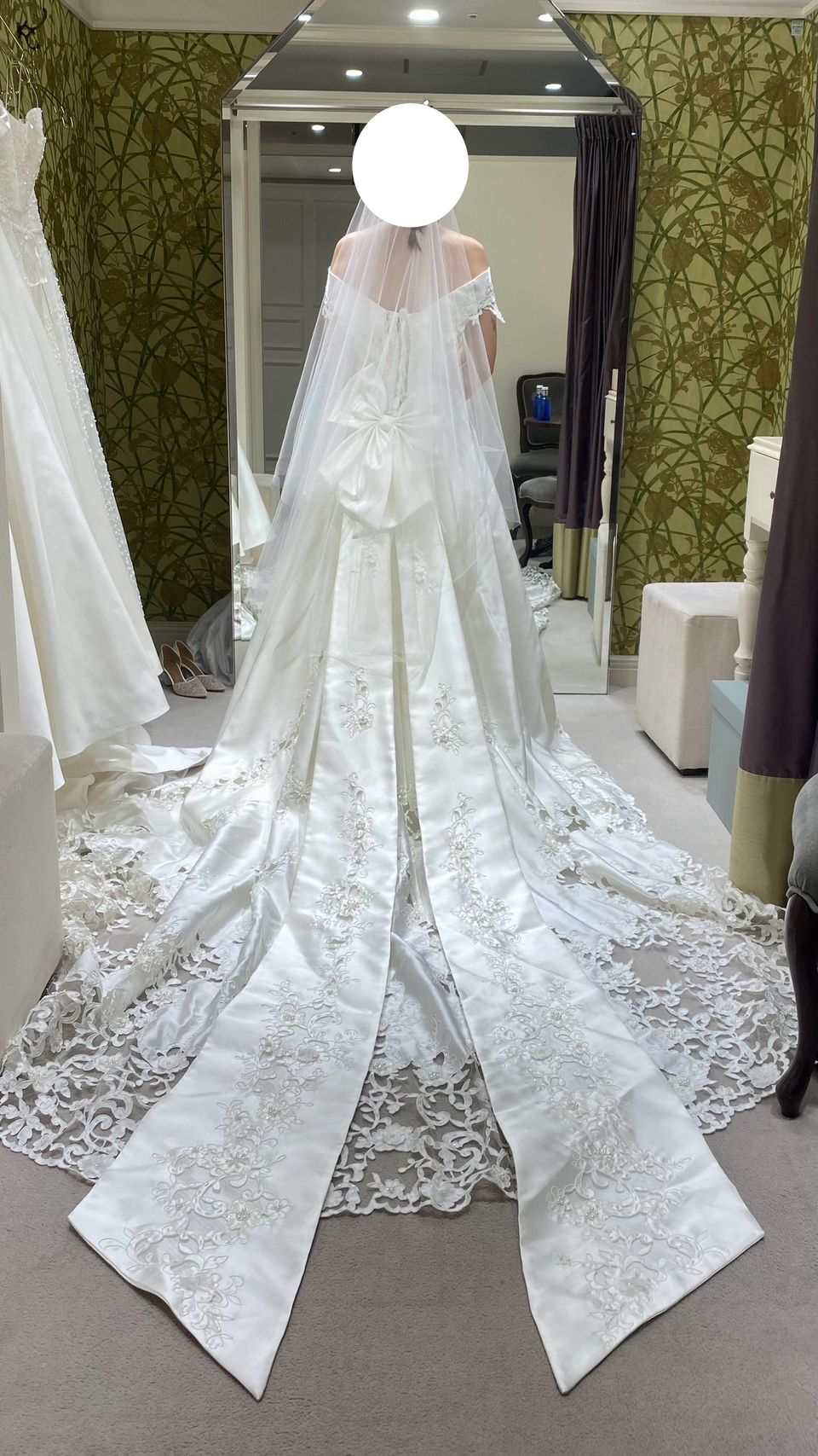 トレーンが特徴的なドレス