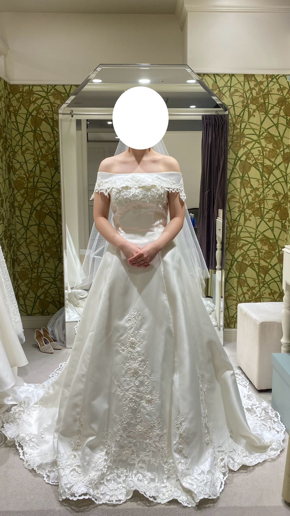 トレーンが特徴的なドレス