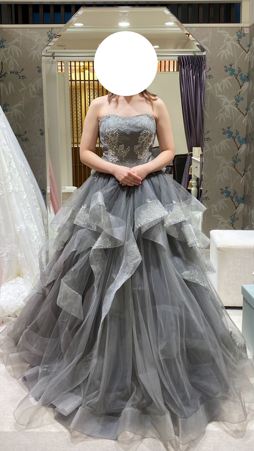 くすみグレーのドレス