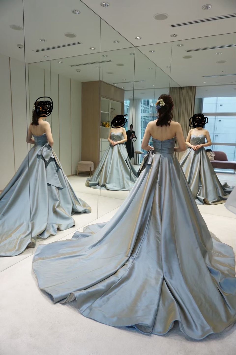 ブルーが目を惹くドレス