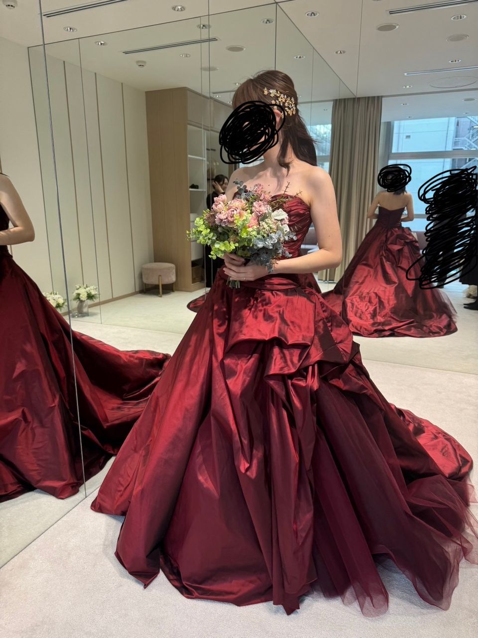 黒の光も纏う赤いドレス