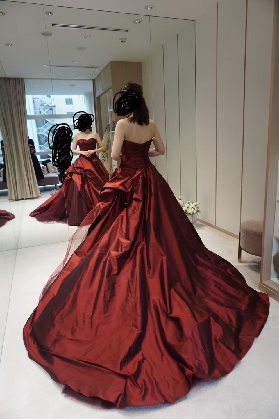 黒の光も纏う赤いドレス