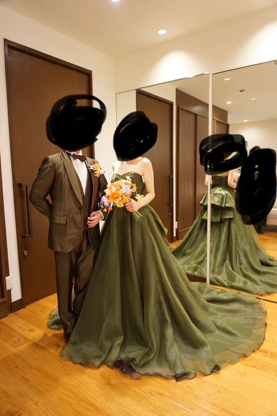 カーキのチュールが珍しいドレス