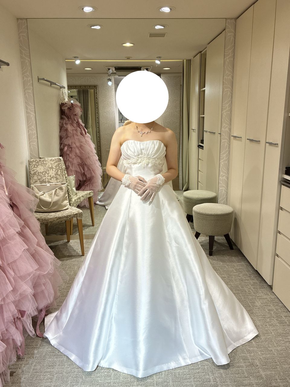 サテン素材でシンプルデザイン