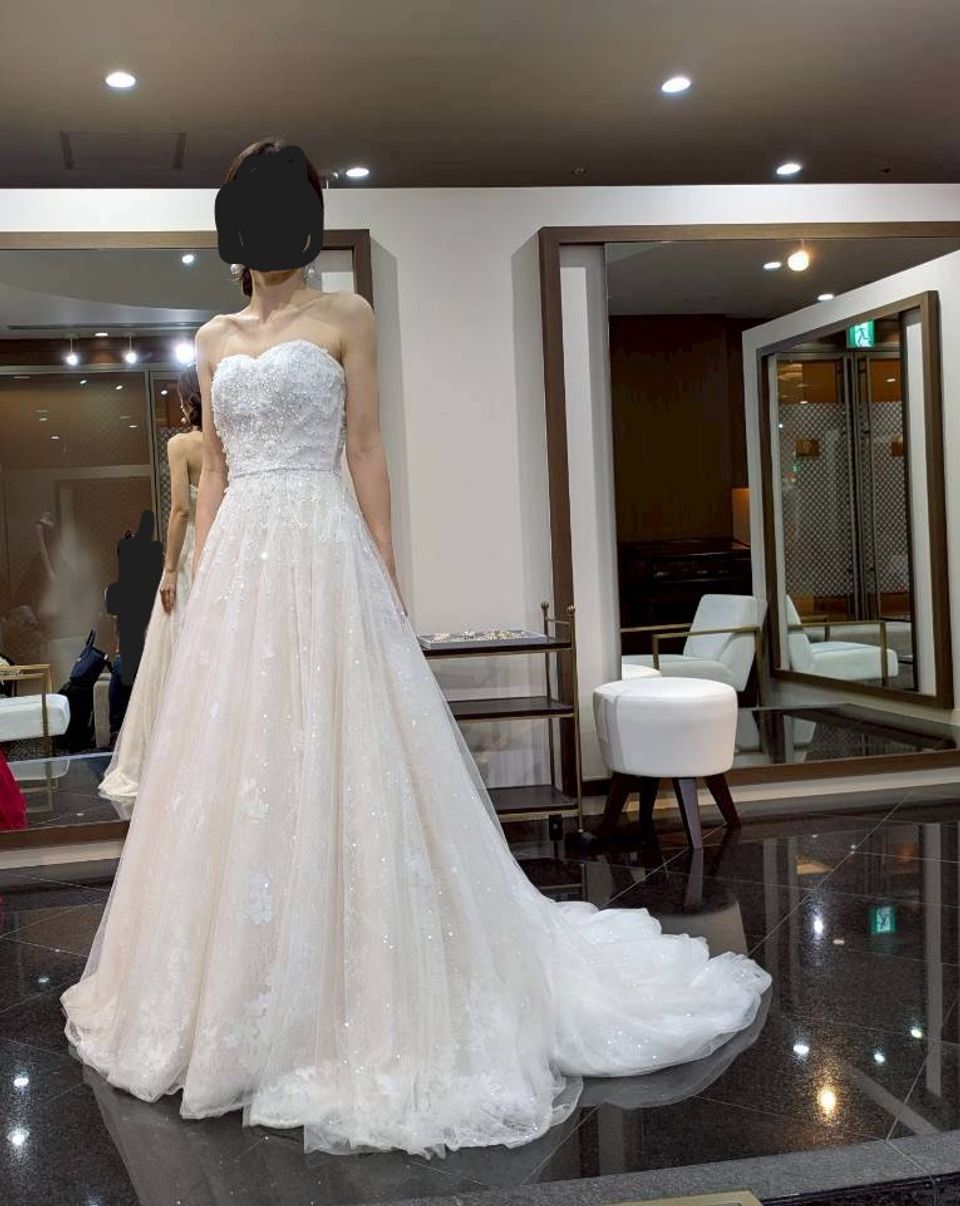 淡いオレンジカラーのウェディングドレス