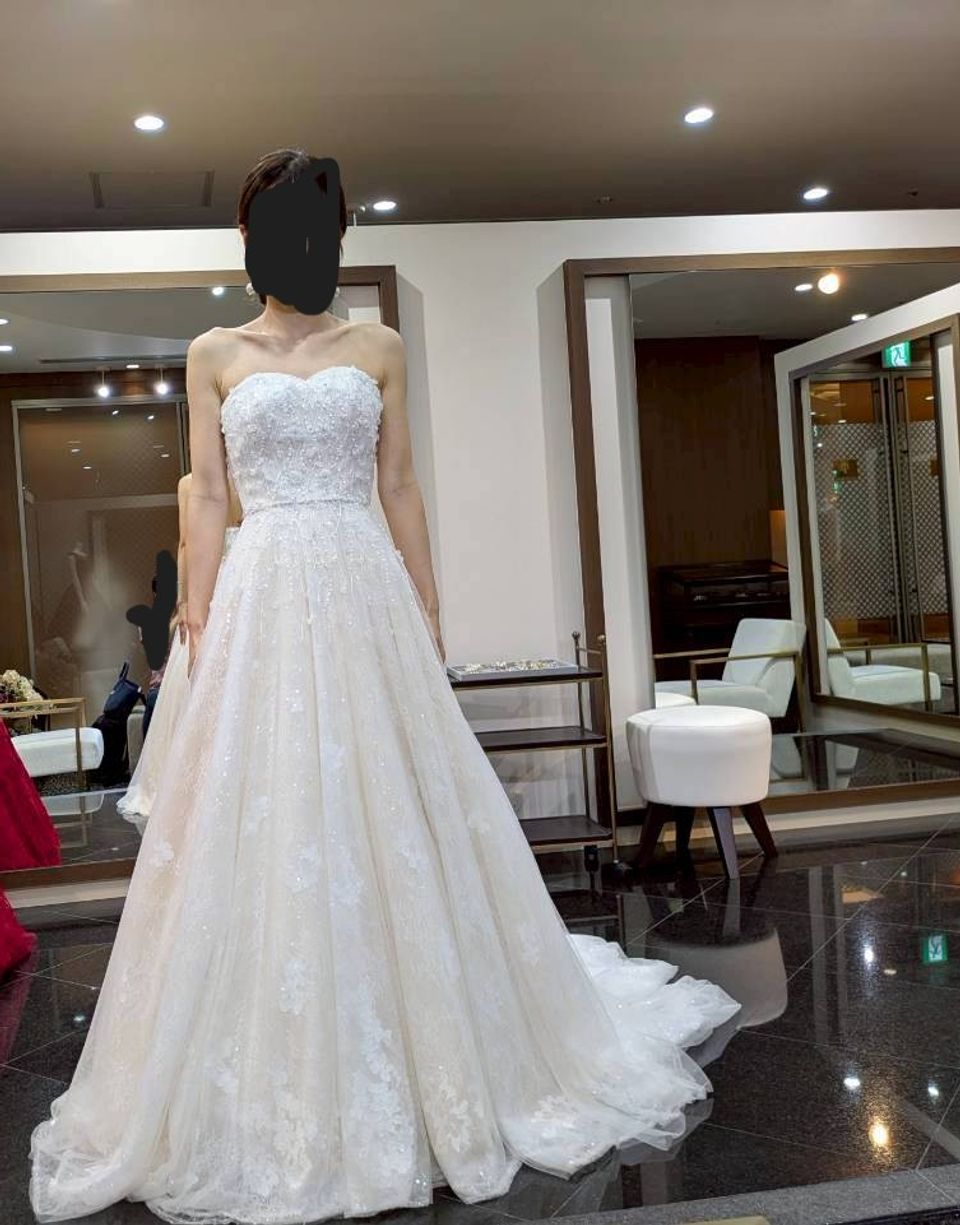 淡いオレンジカラーのウェディングドレス