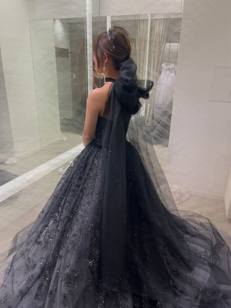 黒のドレスにラメが施されておりとてもかわいい。リボンも素敵