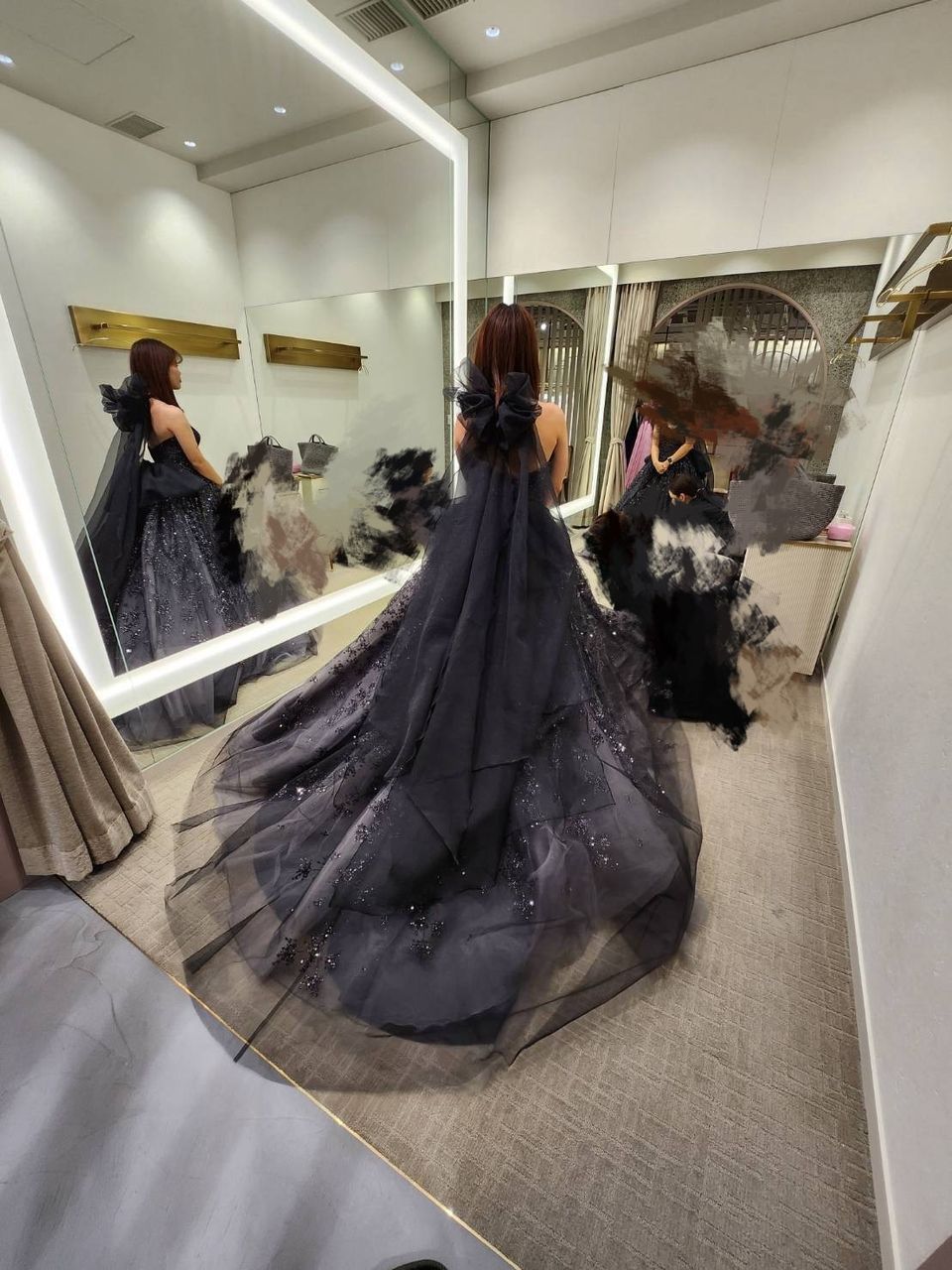 黒のドレスにラメが施されておりとてもかわいい。リボンも素敵