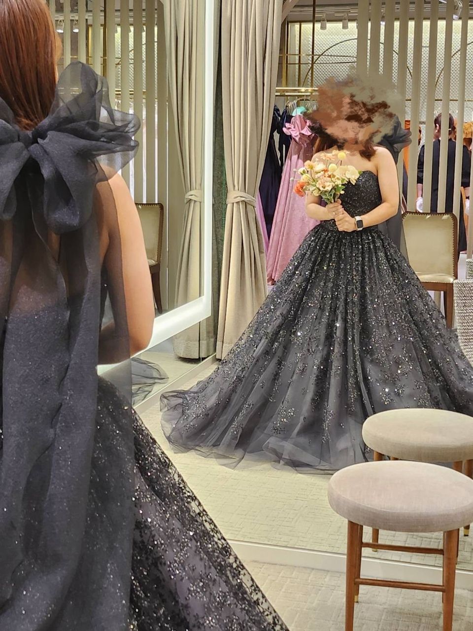 黒のドレスにラメが施されておりとてもかわいい。リボンも素敵