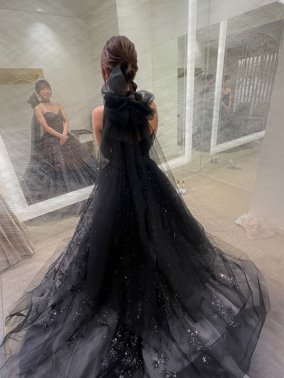 黒のドレスにラメが施されておりとてもかわいい。リボンも素敵