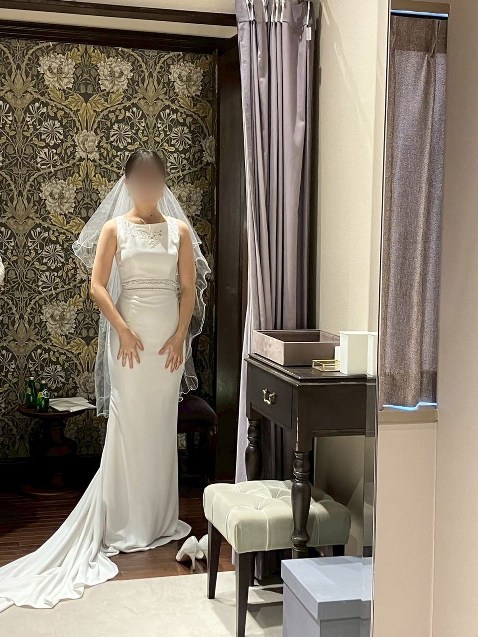 スタイルをよく見せてくれる細身ドレス