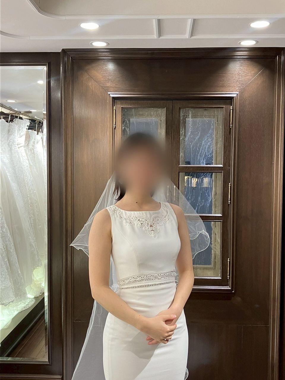 スタイルをよく見せてくれる細身ドレス