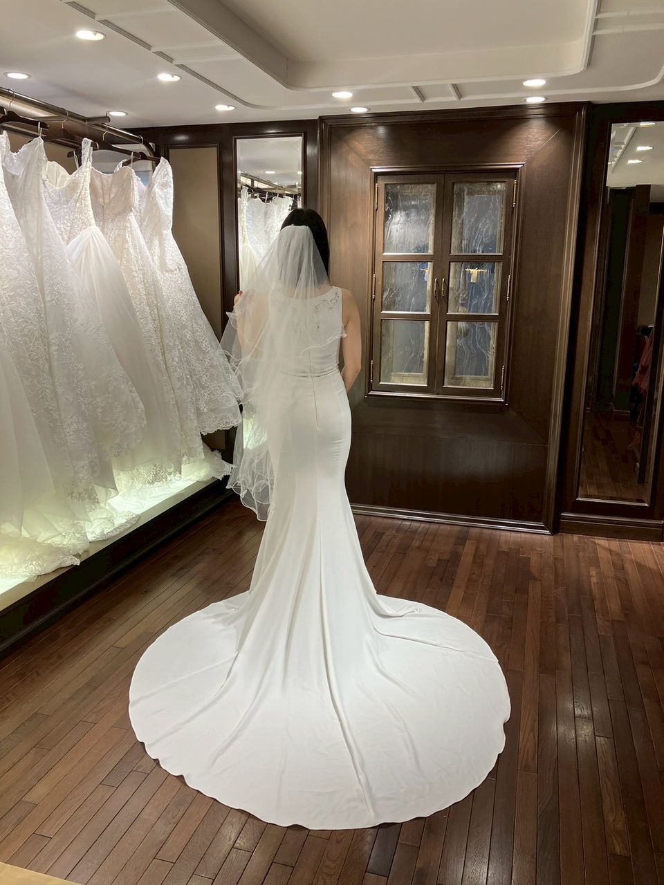 スタイルをよく見せてくれる細身ドレス