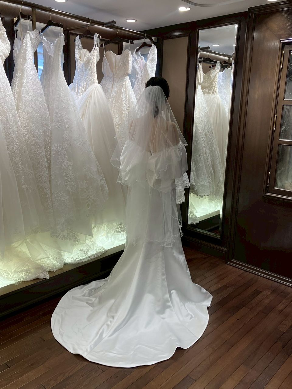 シンプルだけど大胆ドレス