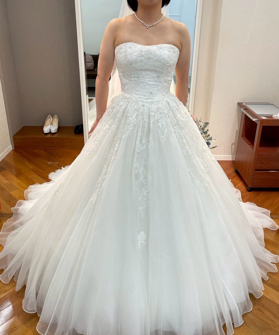 チュールの中の刺繍が素敵なドレス