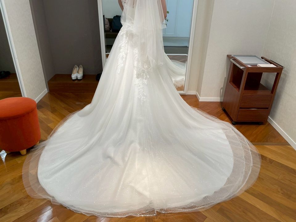 肩口のレースが素敵なドレス