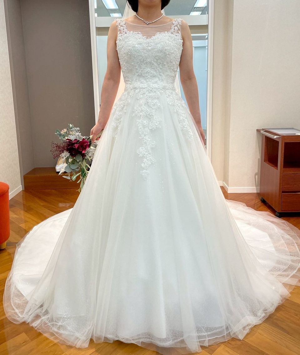 肩口のレースが素敵なドレス