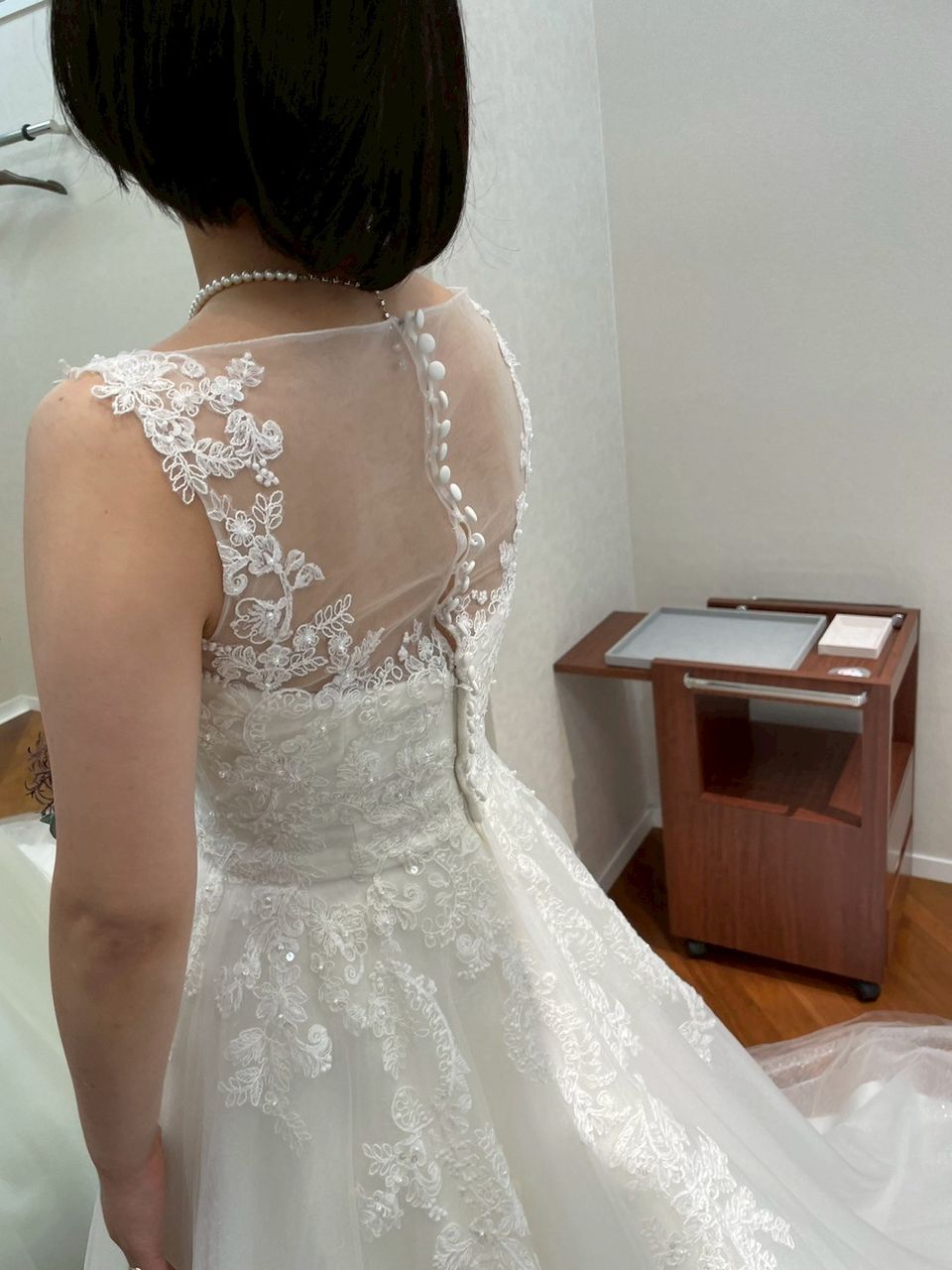 肩口のレースが素敵なドレス