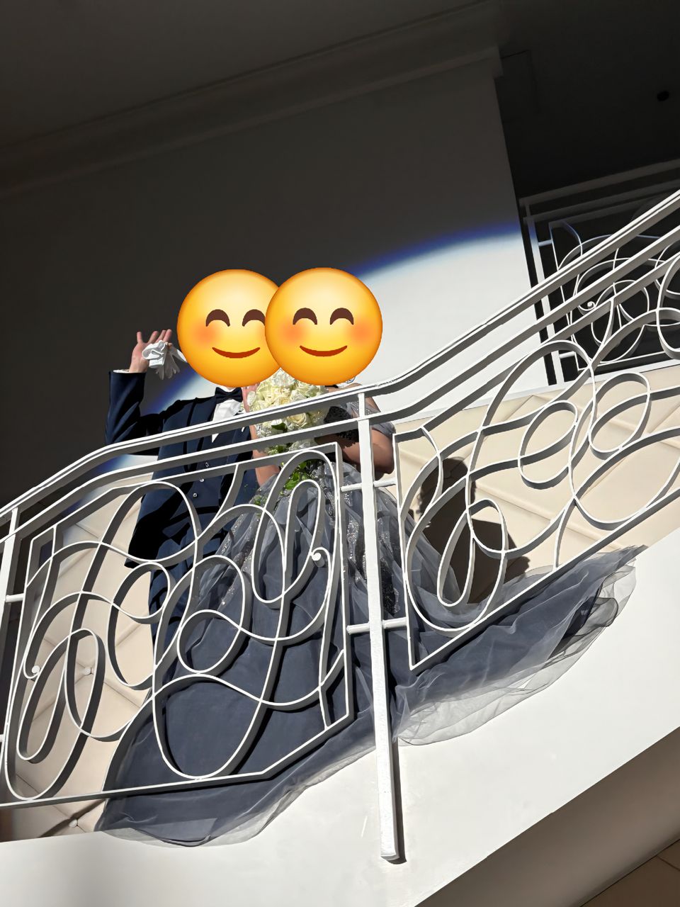 光によって色が変わる