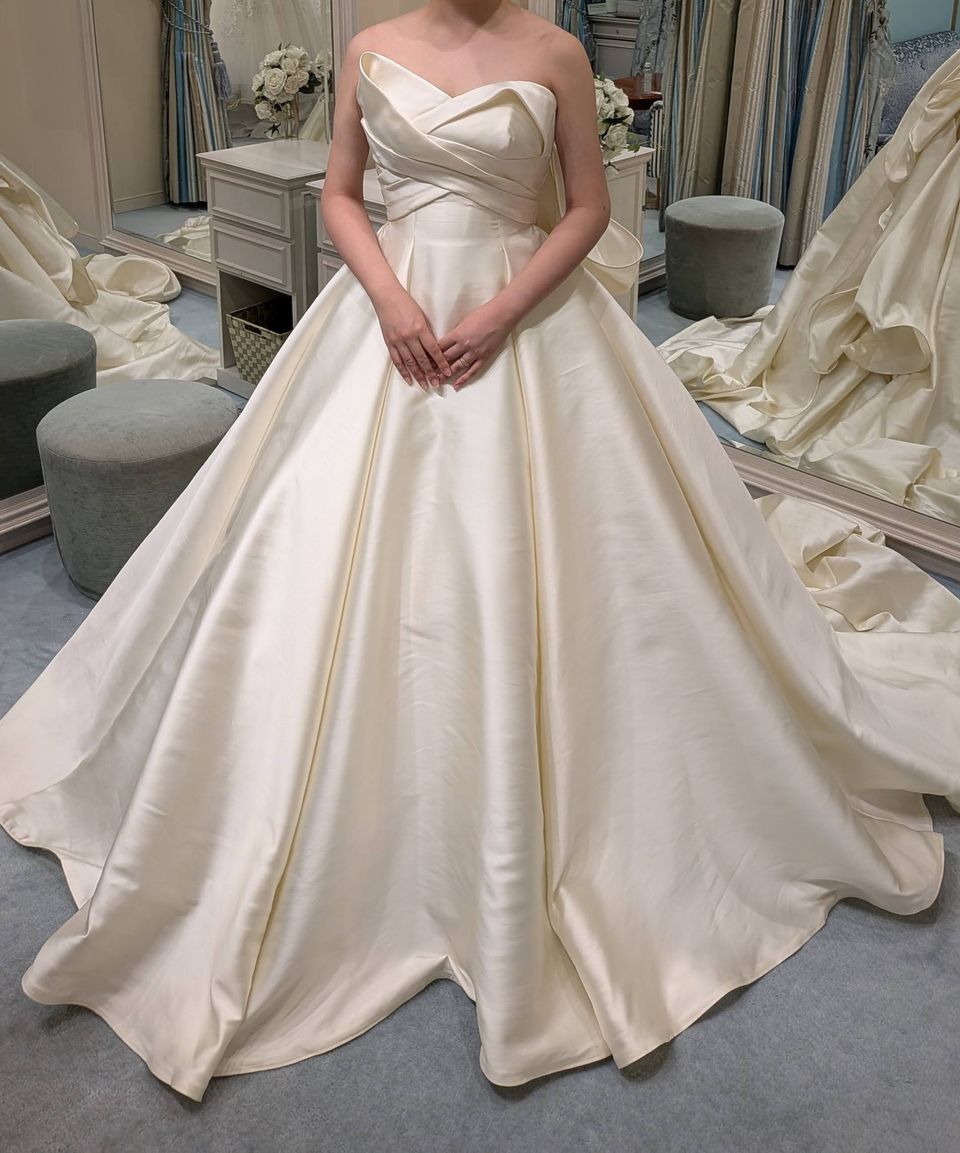 シルク素材の高級感ドレス