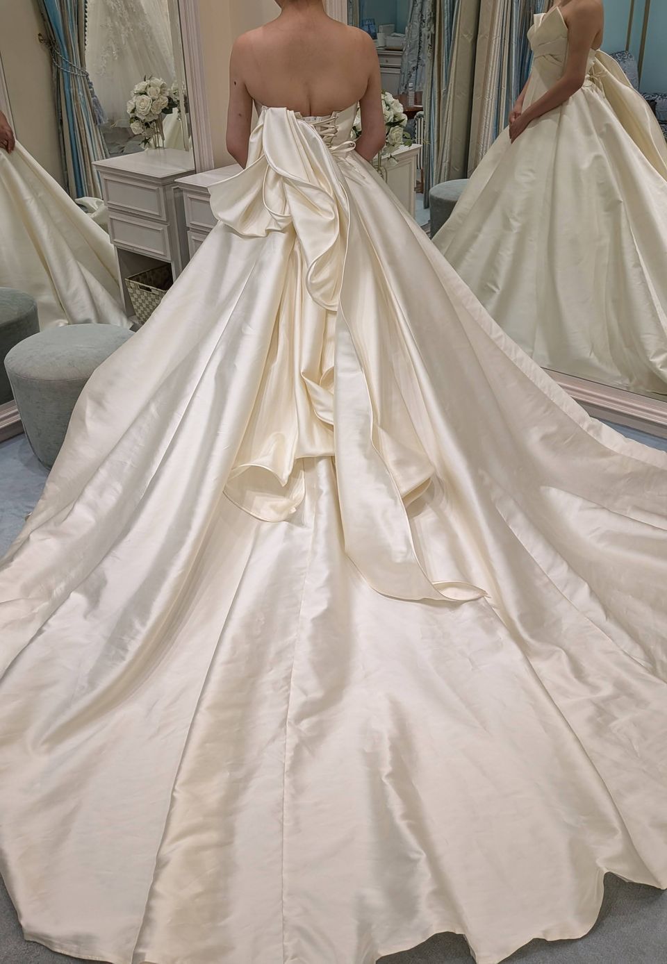 シルク素材の高級感ドレス