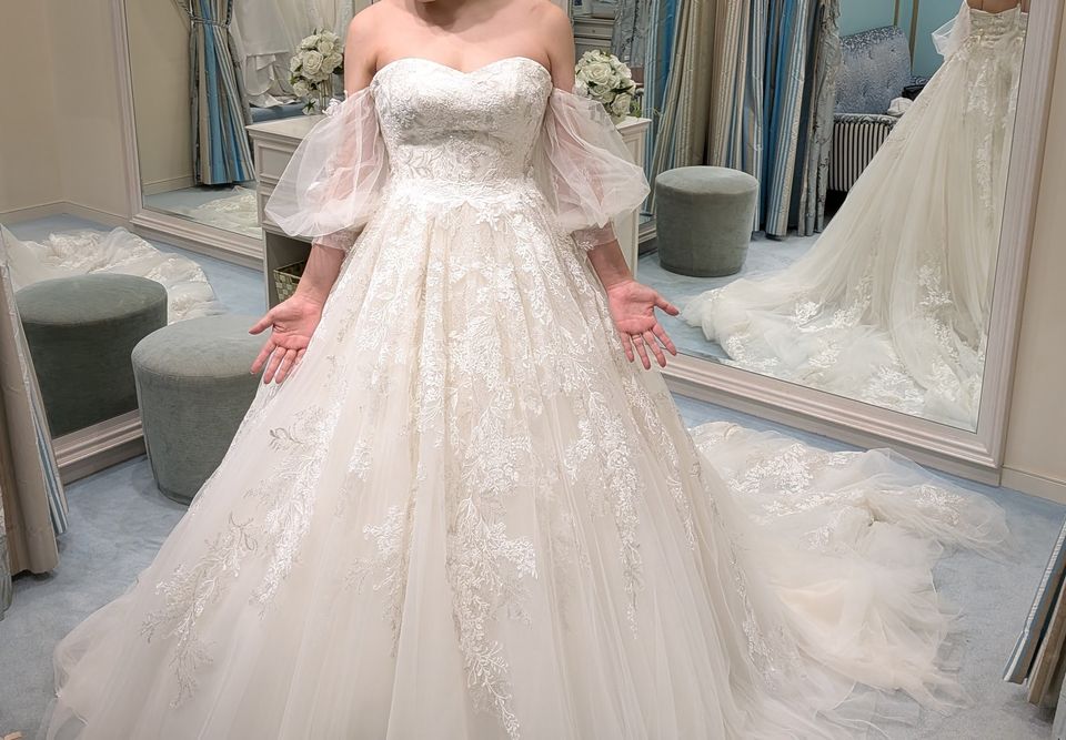 エアリーなパフスリーブドレス