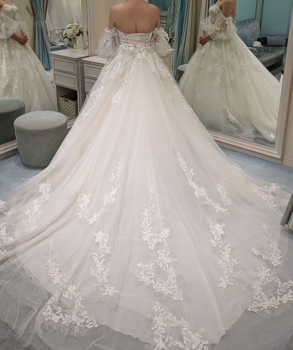 エアリーなパフスリーブドレス