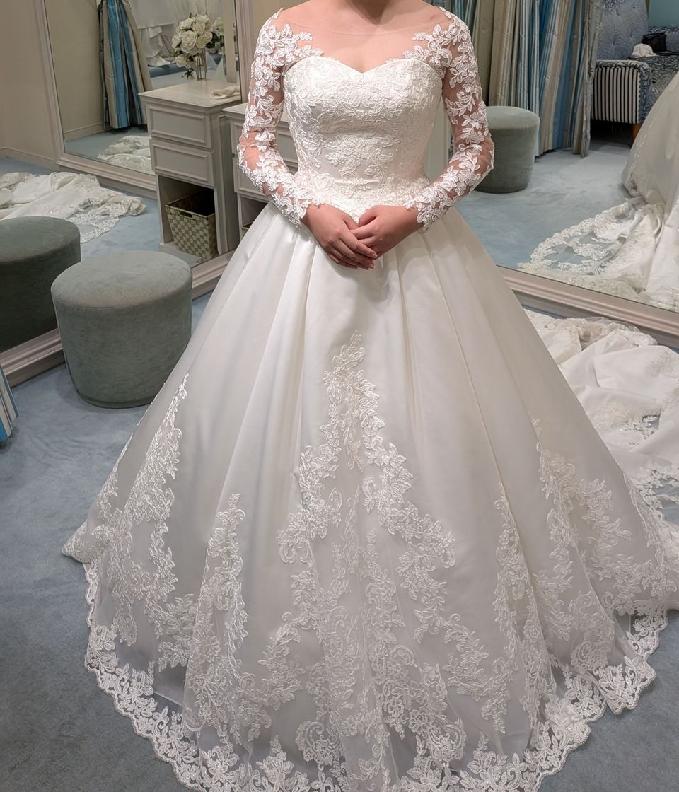 お花の刺繍がきれいなロングスリーブドレス