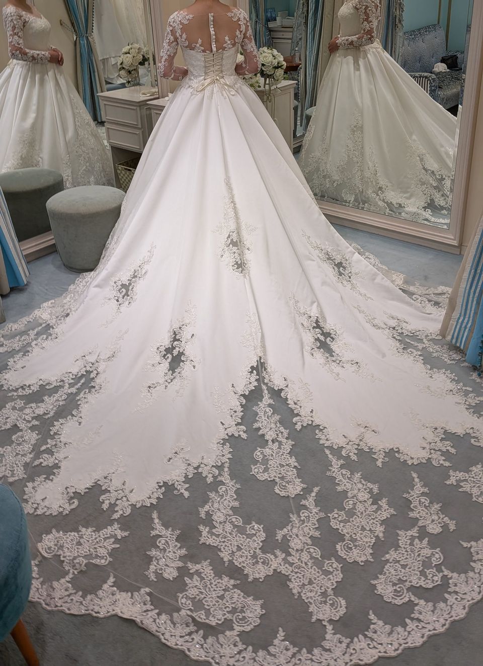 お花の刺繍がきれいなロングスリーブドレス