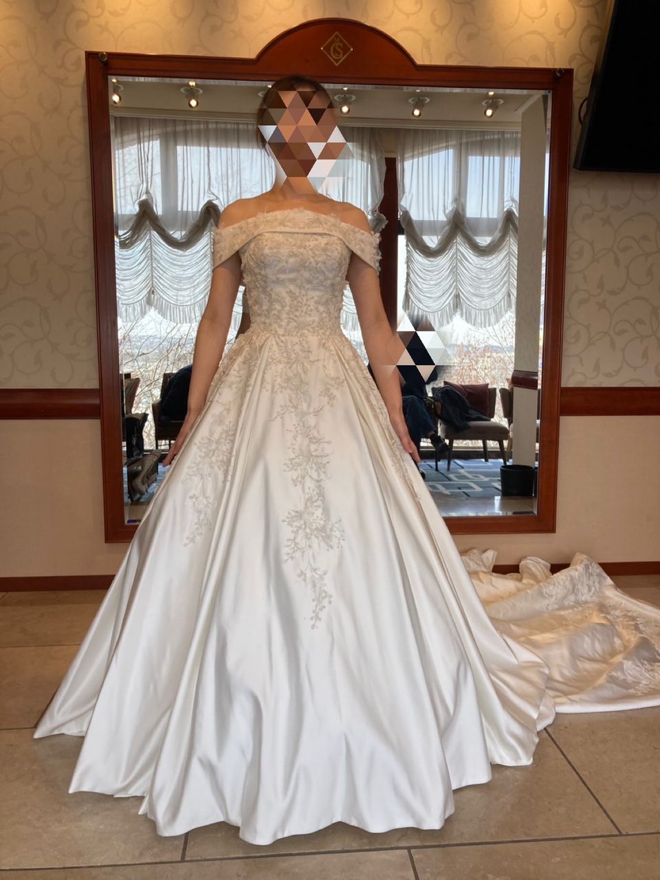 サテン生地と刺繍のコラボレーション