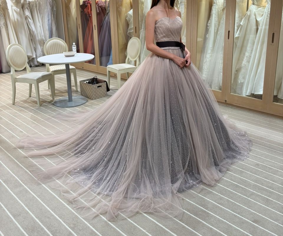 上品ベージュドレス