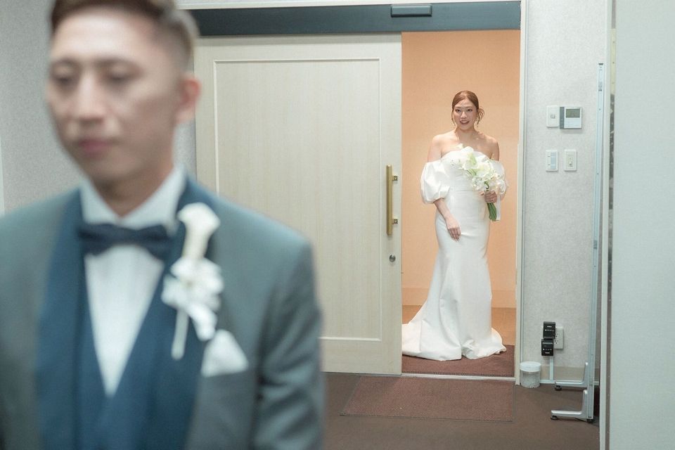 ピアスとブーケが際立つシンプルなマーメイドドレス