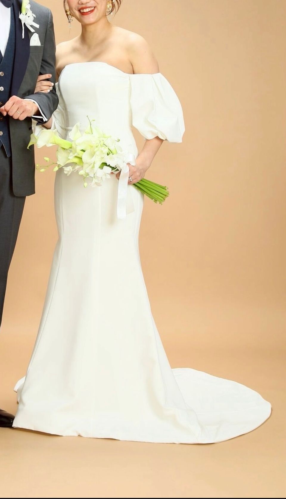 ピアスとブーケが際立つシンプルなマーメイドドレス