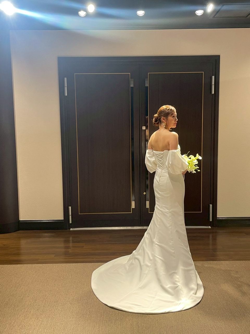 ピアスとブーケが際立つシンプルなマーメイドドレス