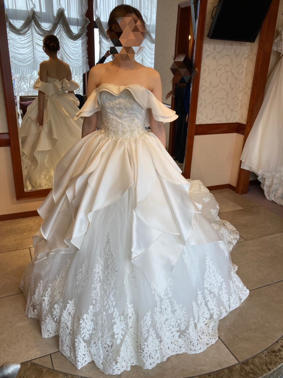 ボリューム感がある大人ドレス。