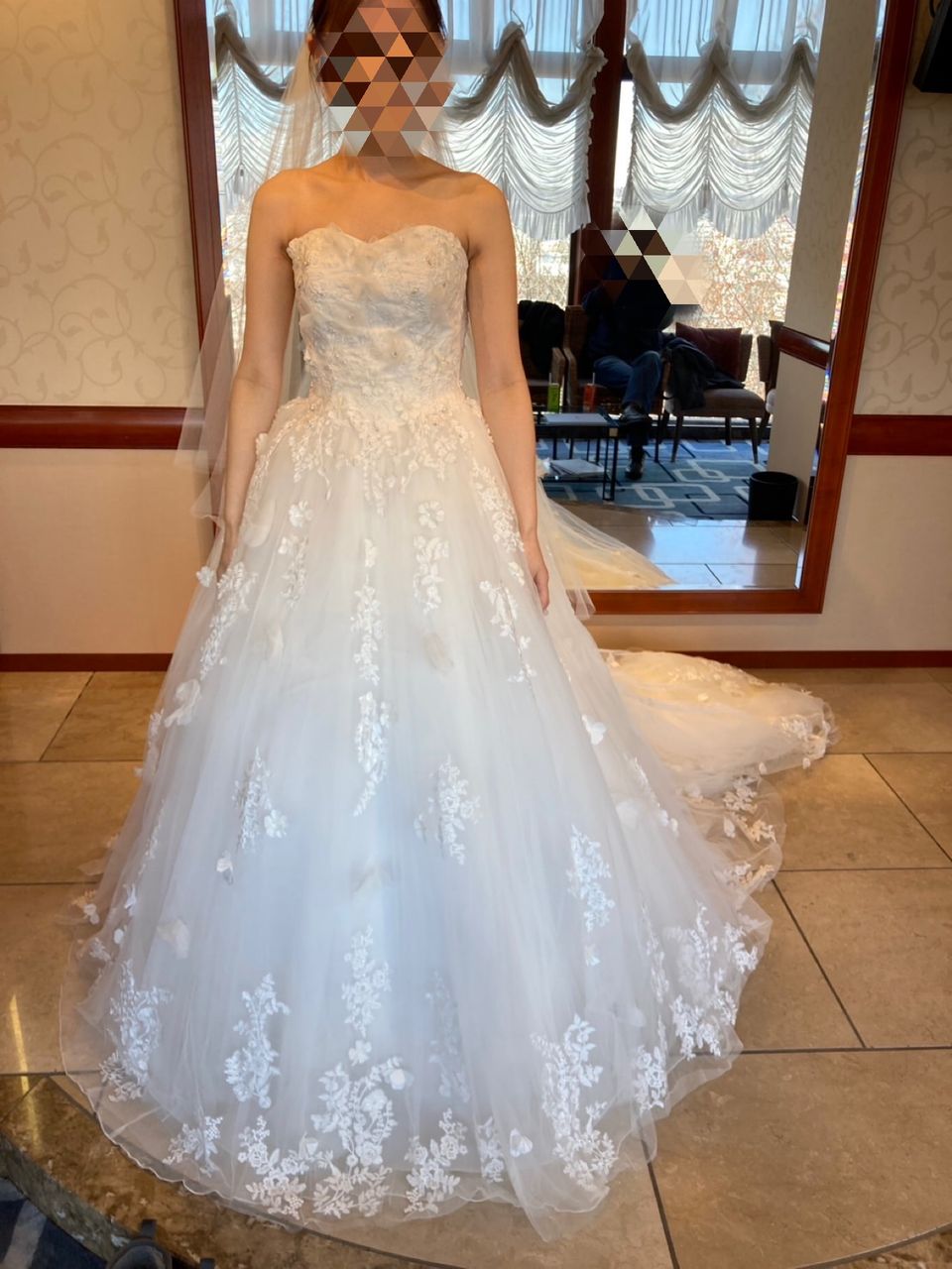 フリルと花柄で可愛さ倍増ドレス。