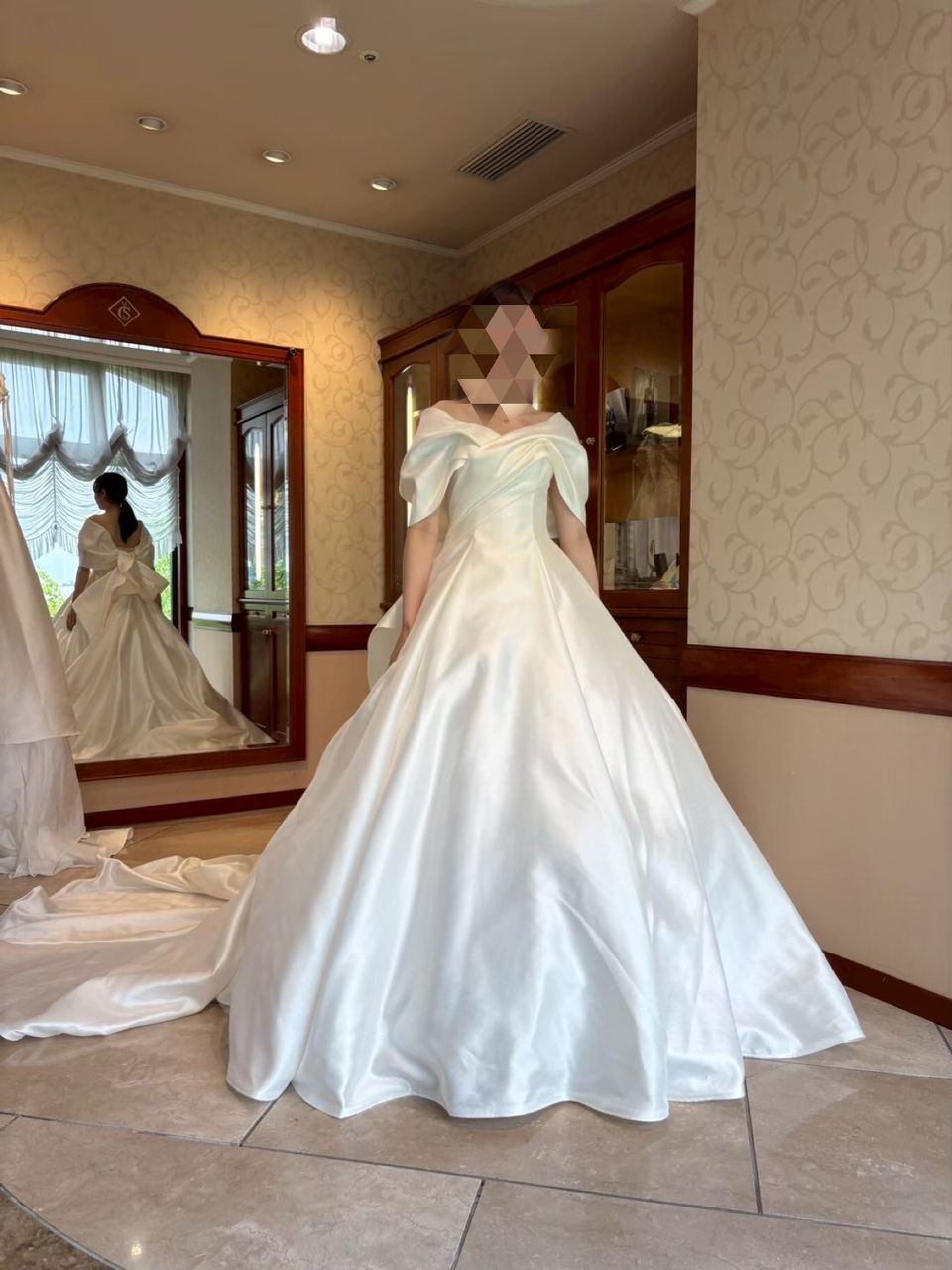 大人っぽさと高級感のある生地ドレス。