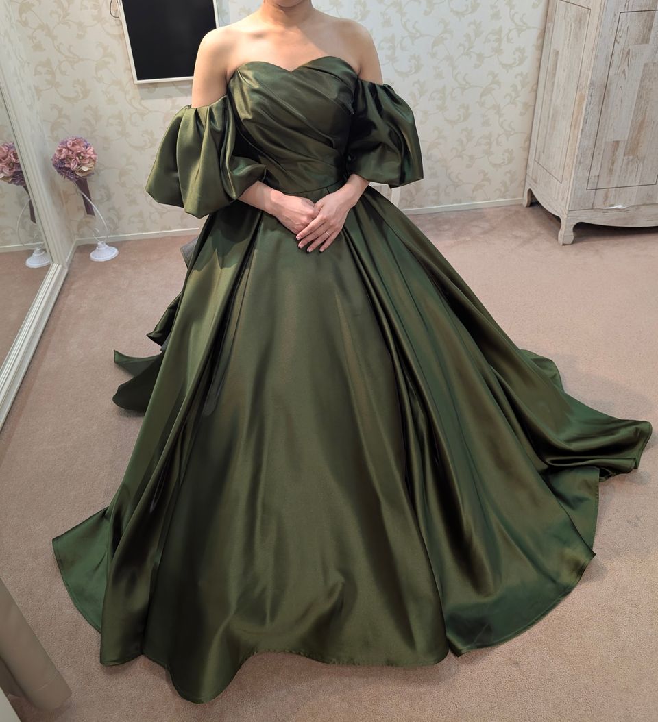 サテン生地が艷やかな品のあるドレス